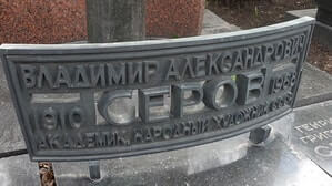 В технике барельефа можно изготовить надписи